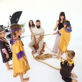 Hokejista Radko Gudas je čtyřnásobným otcem. Na snímku také se svou sestrou Karolínou.