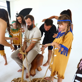 Hokejista Radko Gudas v charitativním kalendáři Karol a Kvído pózoval se svými dětmi.