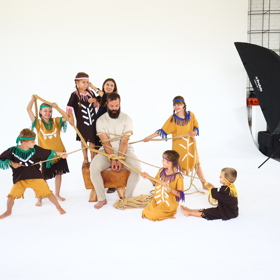 Hokejista Radko Gudas pózoval také se svými vlastními dětmi.