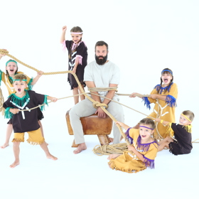 Hokejista Radko Gudas nafotil kalendář pro projekt své sestry, Karol a Kvído. 