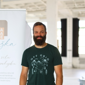 Hokejista Radko Gudas je rád, že focení bylo spojené s charitativní činností.