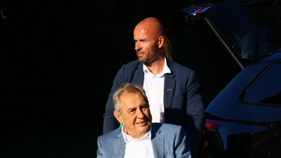 FOTO: Exprezident Miloš Zeman v doprovodu bodyguarda.