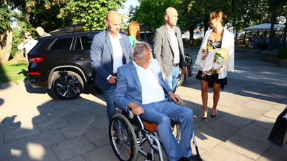 FOTO: Miloš Zeman přijíždí na oslavu narozenin Jany Bobošíkové.