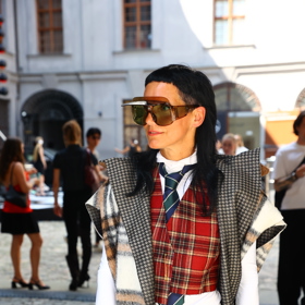 Sluneční brýle byly velmi netradiční.