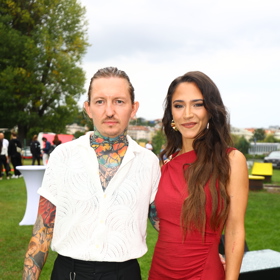 Eva Burešová se pro tentokrát rozhodla pro dlouhé rudé šaty. Přemek vynesl klasickou bílou košili ve které vynikla jeho tetování. 