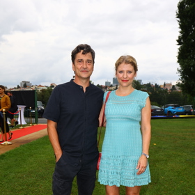 Jitku Ježkovou doprovodil na tiskovou konferenci její seriálový manžel Saša Rašilov. Ten se kompletně zahalil do černé barvy.