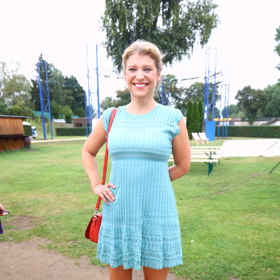 Herečka Jitka Ježková bude novou hvězdou seriálu Taneční. Na tiskovou konferenci oblékla bledě modré šaty.