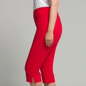 Capri kalhoty hlásí návrat i do plus size kategorie. Opatrně ale  s délkou i výběrem horních dílů. (Ulla Popken, 1 599 Kč)