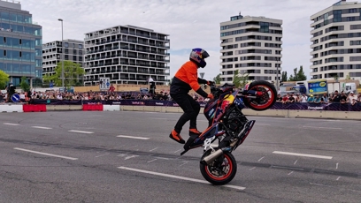 FOTO: Motorkář se předvádí před diváky.