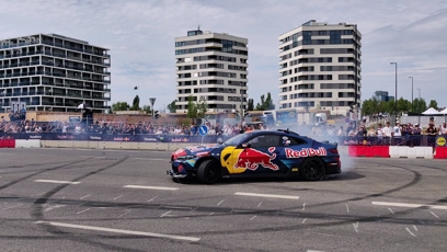 FOTO: Jeden z vozů driftoval před diváky.