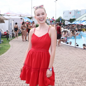 Rudé šaty na špagetových ramínkách obléká hvězda seriálu ZOO, Michaela Pecháčková.