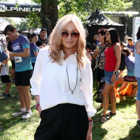 Tereza Pergnerová v černobílém modelu, kterému nechyběly výrazně omlazující detaily.