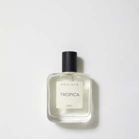Vůně značky Maya Njie s názvem Tropica vás zavede do ráje. Otevírá se jiskřivou vůní citrusových plodů, ananasu a bílých květin. Tento svěží koktejl doplňuje aroma středomořského fíku s nuancemi kosatce a rebarbory. Základ tvoří kokos, ambra a dřevité akordy. Myskino, 3 000 Kč za 50 ml