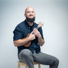 Oblíbený písničkář Pokáč právě poslal do světa nový singl Solitaire.