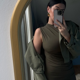 Výsledný outfit má velmi trendy monochromaticky look.