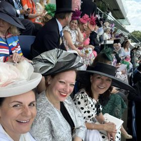Návrhářka Beata Rajská si v Ascotu užila dostihy. Pochopitelně ji zajímaly klobouky přítomných dam.