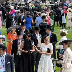 Dámy v Ascotu, jak je zachytila návrhářka Beata Rajská.