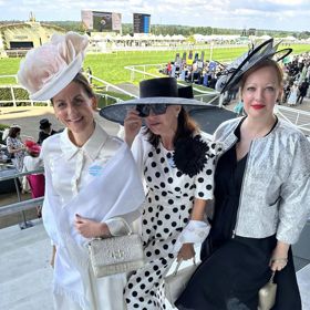Beata Rajská v Ascotu vynesla velký klobouk a šaty s puntíky.