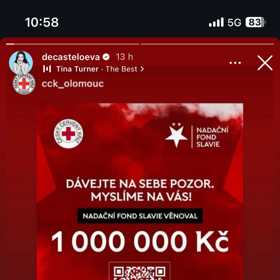 Moderátorka Eva Decastelo odkazuje na Český červený kříž.