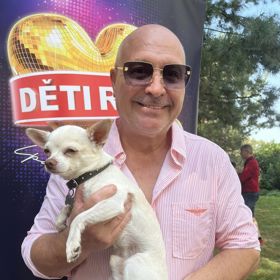 Michal David pózuje s mazlíčkem redakce Lifee, pejskem Čendou.