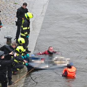 Tělo vytahovali z Vltavy.