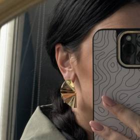 O detail se postarala volba náušnic z H&M.