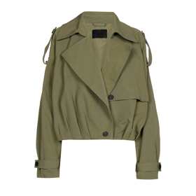 Trenčkot ve zkrácené verzi, to je must have podzimu 2024. (C&A, 998 Kč)