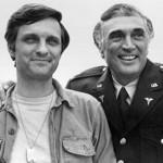 Na tomto snímku je Alan Alda v době natáčení seriálu MASH se svým otcem Robertem Aldou. Jeho otec si zahrál v epizodě, kterou Alan napsal i režíroval.