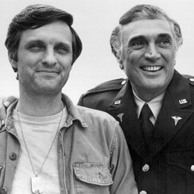 Na tomto snímku je Alan Alda v době natáčení seriálu MASH se svým otcem Robertem Aldou. Jeho otec si zahrál v epizodě, kterou Alan napsal i režíroval.