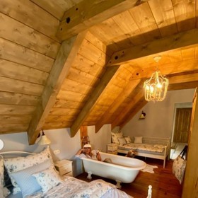 Herečka Lucie Benešová měla o každém pokoji v chalupě jasnou představu.