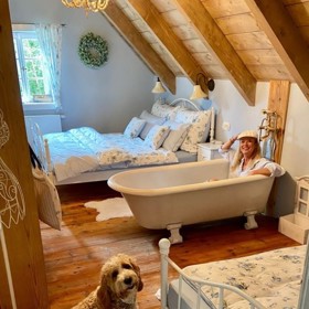 Herečka Lucie Benešová říká, že vanu také osobně natírala lakem.