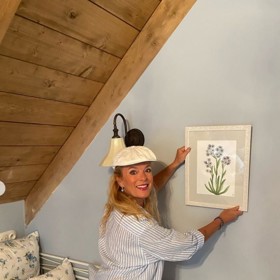 Herečka Lucie Benešová ve svém pomněnkovém pokoji na Benešce.