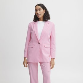 Do baby pink oblékla svůj kalhotový kostým značka b.young.