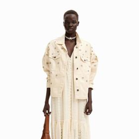 Ideální cestou k prodloužení kariéry letních šatů je vrstvení s vhodnými podzimními kousky. Šaty, Desigual, 2 014 Kč