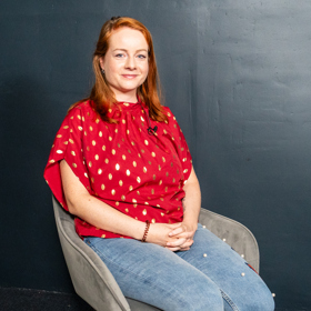 Podle psycholožky děti z rodin alkoholiků trpí krom domácí konstelace také tím, že všichni jejich problémy přehlížejí a dělají, jako by alkoholismus neexistoval. Děti se pak za své rodiče stydí, viní se z jejich pití a často suplují jejích roli.