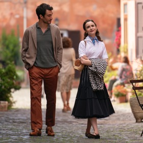 Tip na outfit podle nejnovějšího dílu 4. série Emily v Paříži. Lily Cooper v ní září jako dokonalá Pařížanka.