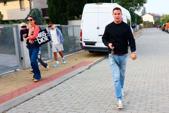 FOTO: Dopita před domem s Agátou. – stránka 866