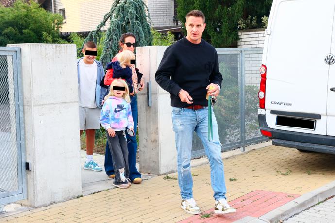 FOTO: Miroslav Dopita před domem. – stránka 862