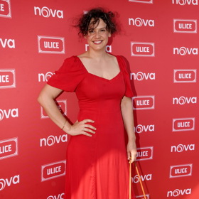 Herečka Hana Baroňová oblékla nepřehlédnutelné červené šaty doplněné o hnědou kulatou kabelku.