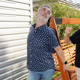 Pózování si vyzkoušel také herec Petr Vacek. Oblékl džíny a košili s krátkým rukávem.