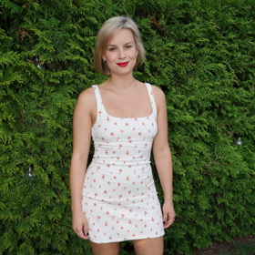 Na odpoledním setkání aktérů  seriálu Ulice zase zazářila v ultra krátkých šatičkách s kvítky, ve kterých zúročila své křivky. Minišaty doladily vyletněné sandálky s přirodní platformou a zavazováním kolem kotníků.