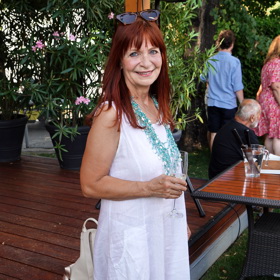 O rok dříve herečka vynesla jednoduché bílé šaty rovněž na tiskovku Novy. Ozvláštnila je opět zajímavým náhrdelníkem. 