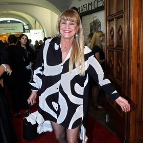 Herečka Chantal Poullain přišla do divadla v černo-bílé košili doplněné o černé silonky.