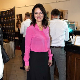 Adéla Gondíková ten večer hrála, na afterparty oblékla černou sukni s vysokým pasem a tmavě růžovou košili.