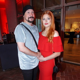 Bohuš Matuš vyvedl do společnosti manželku Lucii. Bohuš oblékl stříbrné sametové tričko a černé kalhoty. Nechybí jeho pověstný šátek.