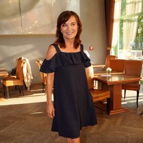 Později se Beata převlékla do tmavě modrých koktejlek.