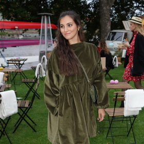 Sára Donutilová oblékla teplé sametové šaty, které doplnila o bílé tenisky s bílými ponožkami.