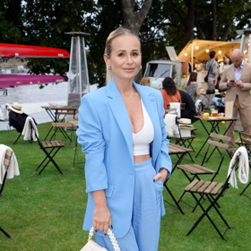 Také šestinásobná matka Michaela Saláková oblékla modrý kalhotový kostýmek doplněný o bílý crop top a bílou kabelku.