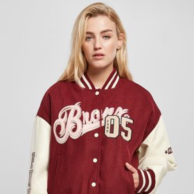 Varsity Jacket v červeném provedení s kontrastními rukávy, Fubu, 3 200 Kč