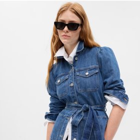 Denim, to je nekonečná přitažlivost. A patří i k letošnímu podzimu. V podání bundy v prodloužené délce s vázačkou jde o lásku na první pohled. (GAP, 2 499 Kč)